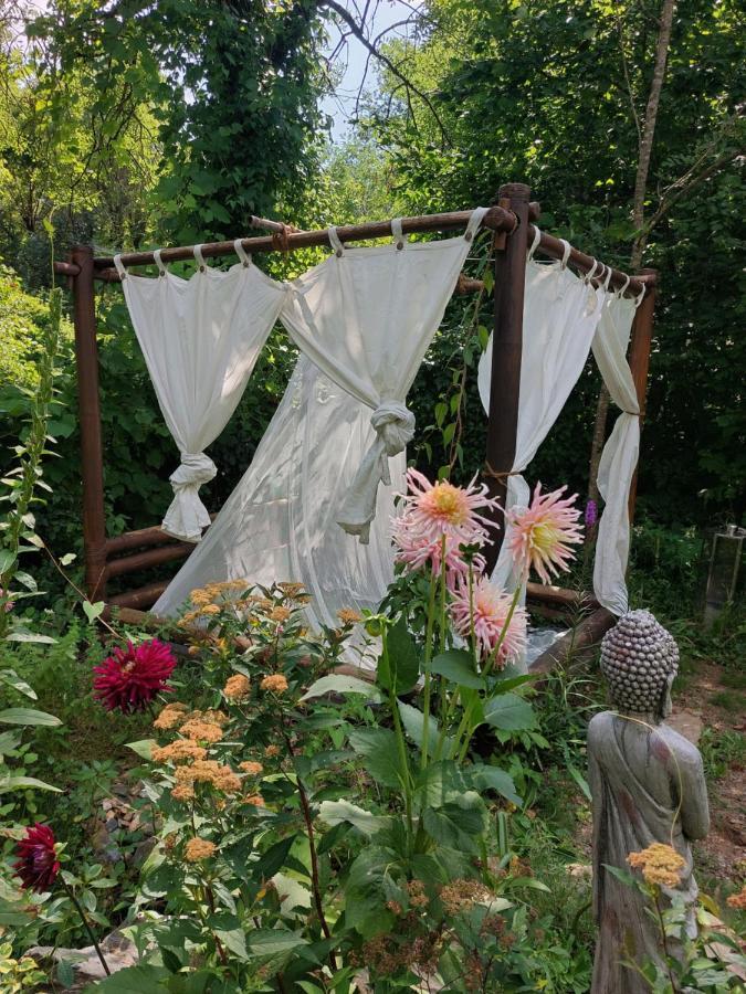 Tente Dans Gazebo Thai Dans Jardin En Bord De Riviere Saint-André-de-Valborgne Екстериор снимка